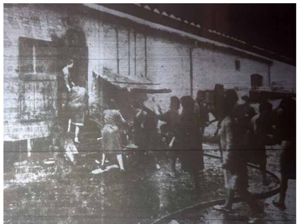 Incendio di via Saliceto 18, 23 marzo 1961 – operaie mettono in salvo il materiale (p. 38, fig. 26)